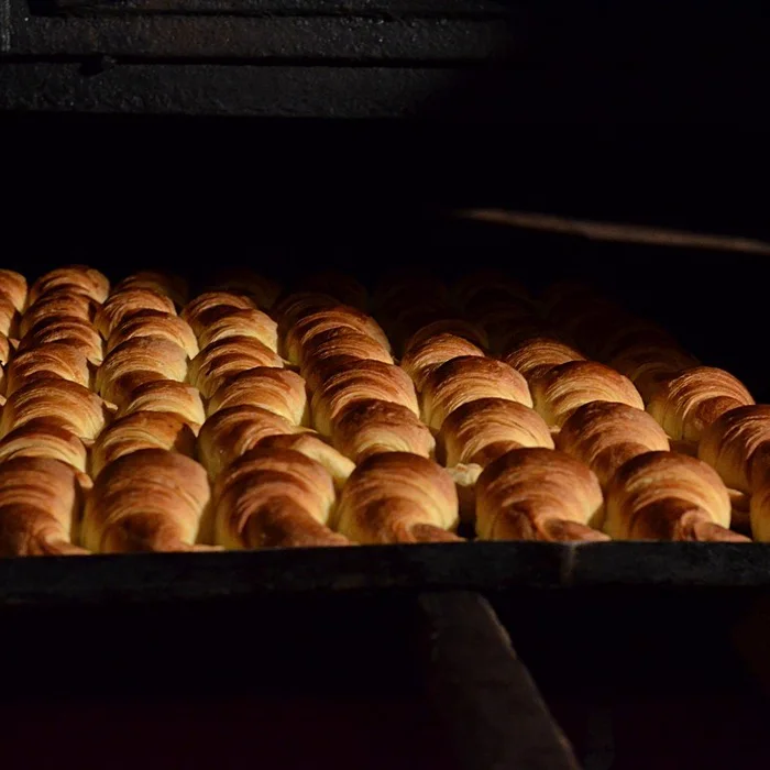 Bandejas con facturas y masas surtidas de pastelería artesanal en la vitrina